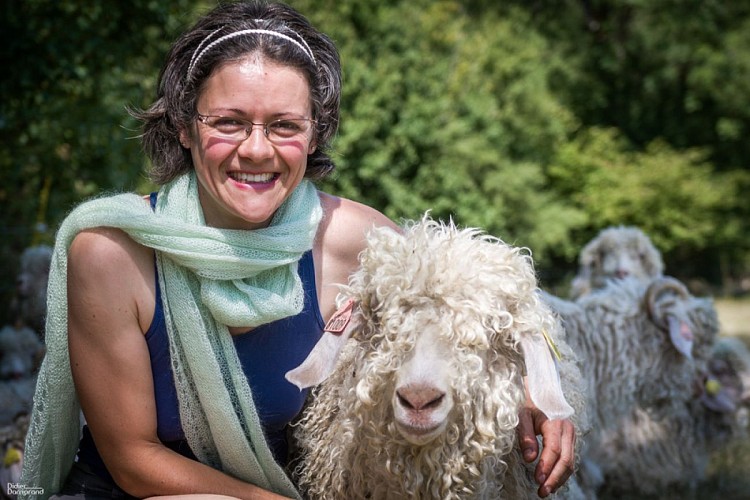 1.Isabelle avec chèvre angora