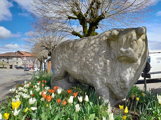 Statue de taureau limousin de Saint-Léonard de Noblat