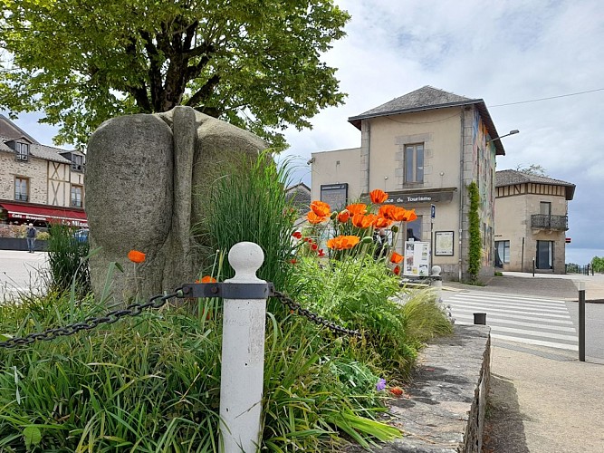 Statue de taureau limousin de Saint-Léonard de Noblat vue de dos