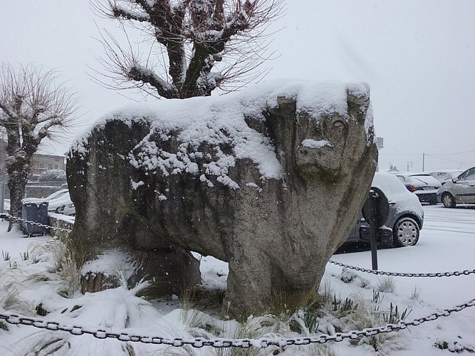 Statue de taureau limousin de Saint-Léonard de Noblat sous la neige©M. IHDI