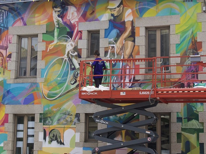 La jeune artiste limougeaude Sêma Lao en train de réaliser la fresque