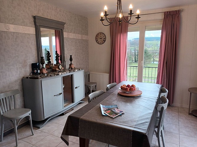 Salle a manger donnant sur le balcon_2