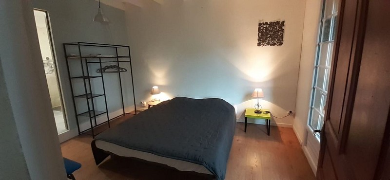 C - 1 chambre depuis porte salon