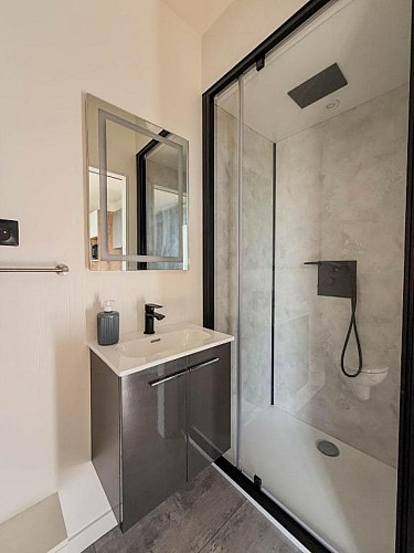 SDB douche La Box des Oiseaux 2025 ©AguilarVelten