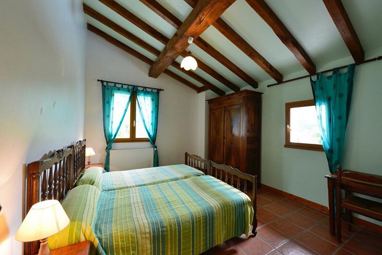 maison-bordenave-chambre-deux-lit-single-rayures-hosta