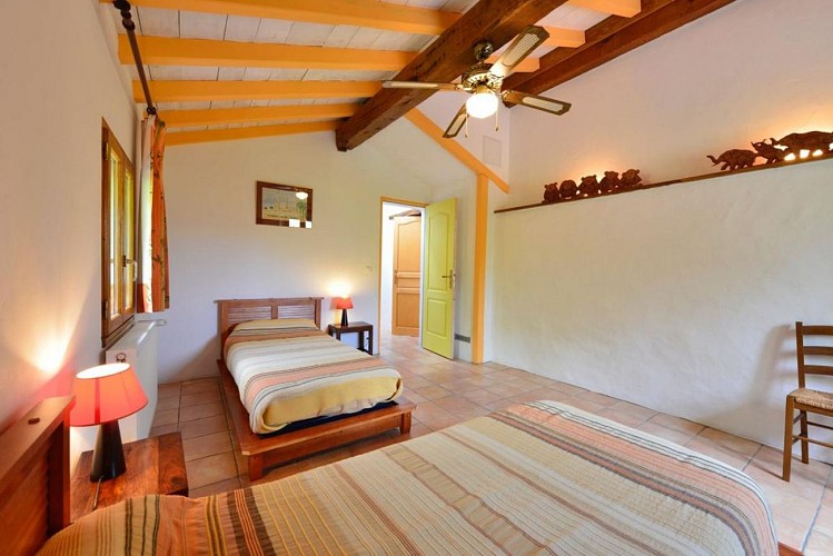 maison-bordenave-chambre-deux-lits-single-rayures-hosta