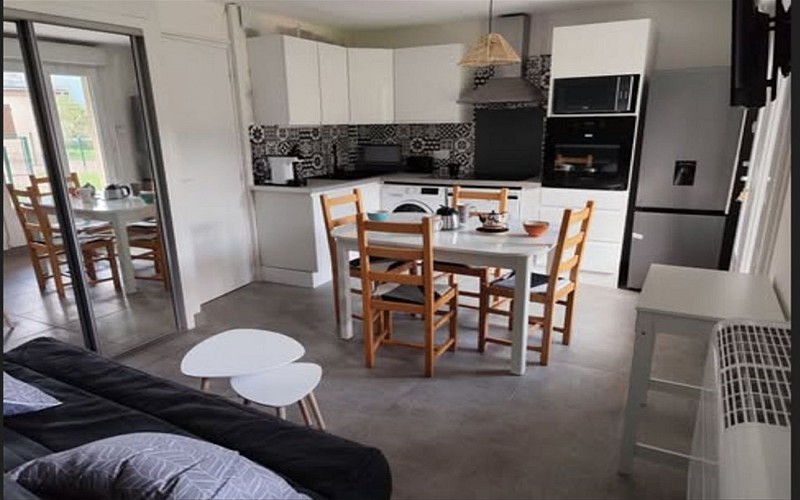 cuisine bien equipée lave vaisselle lave linge grand combiné frigo congelateur