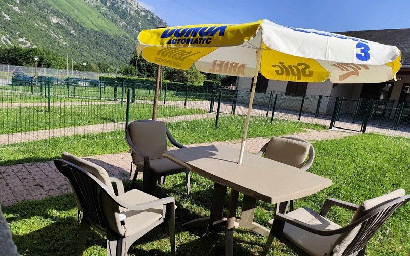 petit jardinet cloturé ferme par un portillon donnant acces a la piscine