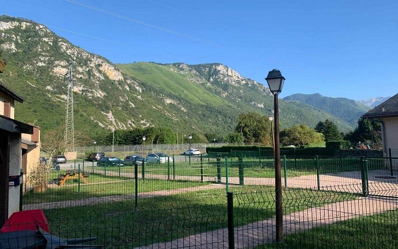 au pieds de la montagne accés direct à la voie verte