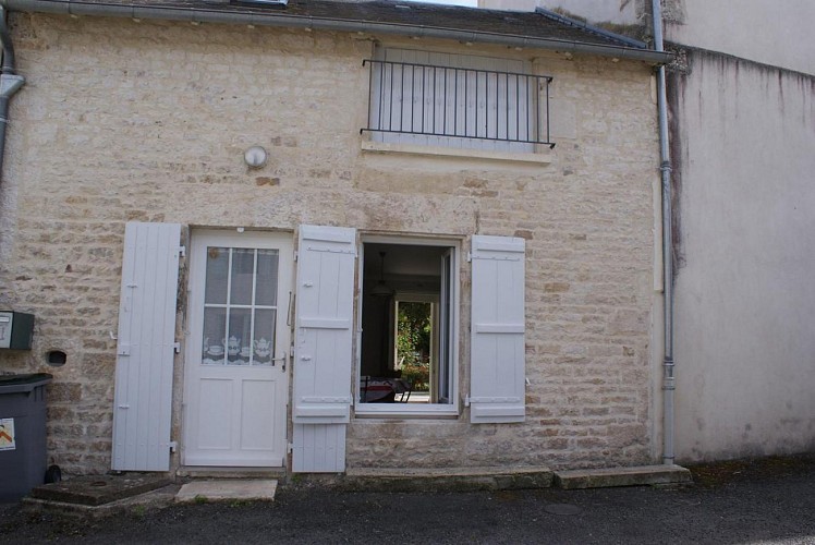 Entrée indépendante et parking