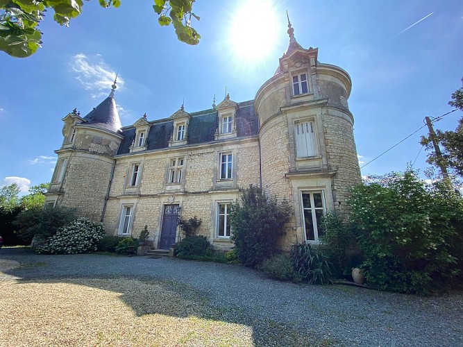 Extérieur du grand gîte du Château Saint Marie