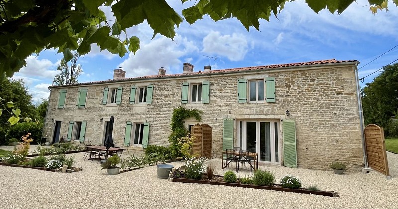 Façade de la longère du Tilleul Étoilé à Ardin
