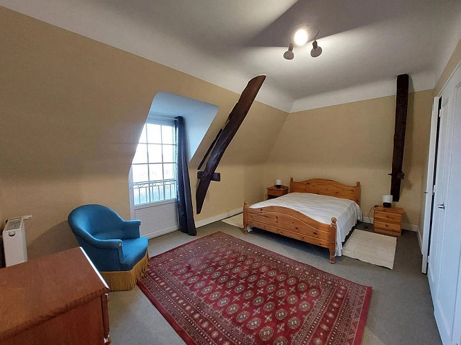 Chambre étage lit double fauteuil bleu 2