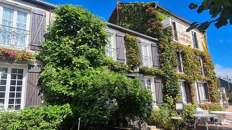 Façade de l'Auberge Ensoleillée