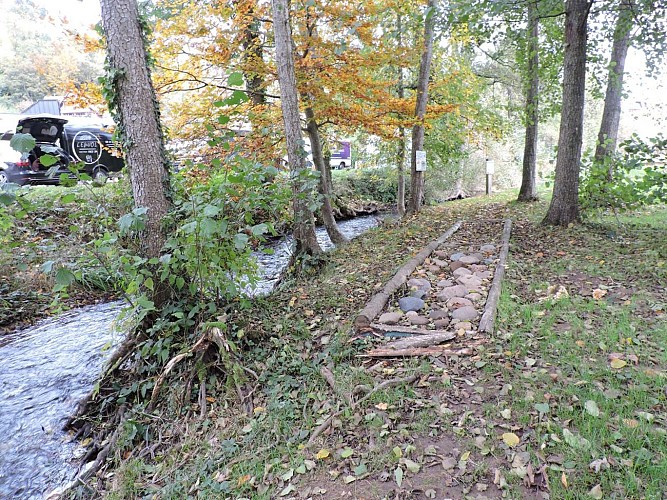 Sentier pieds nus Sens'Hasel à Oberhaslach