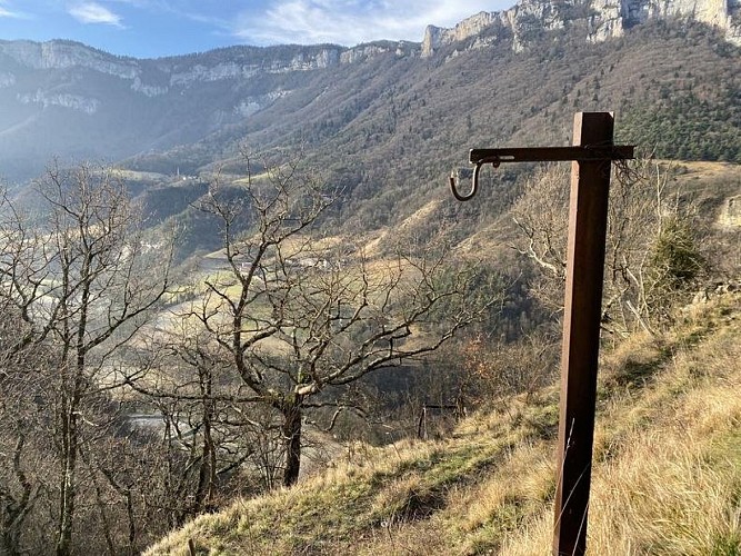 Ancien portique servant à la descente du lait