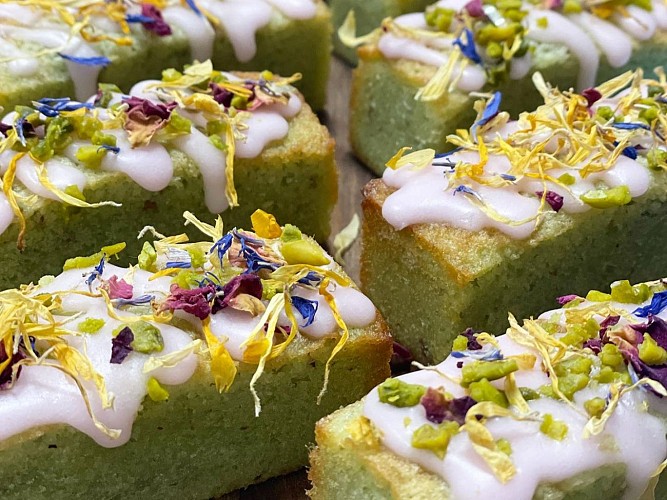 Mishka Financier pistache fleur d’oranger glaçage à l’eau de Rose de Damas