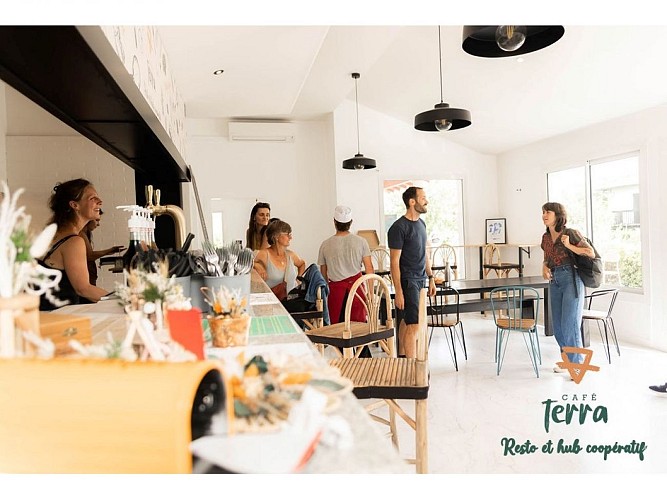 2025- restaurant cafe terra