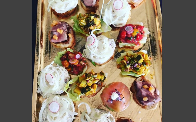 Asc-Baskulinair-pintxos-salade-de-tomates-curry--canard-roti-saumon