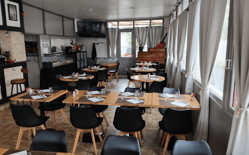 Mendililia tapas - salle de restaurant en longueur