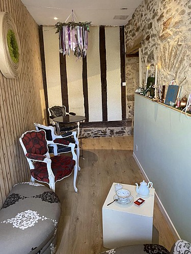 Espace salon de thé dans l'épicerie fine