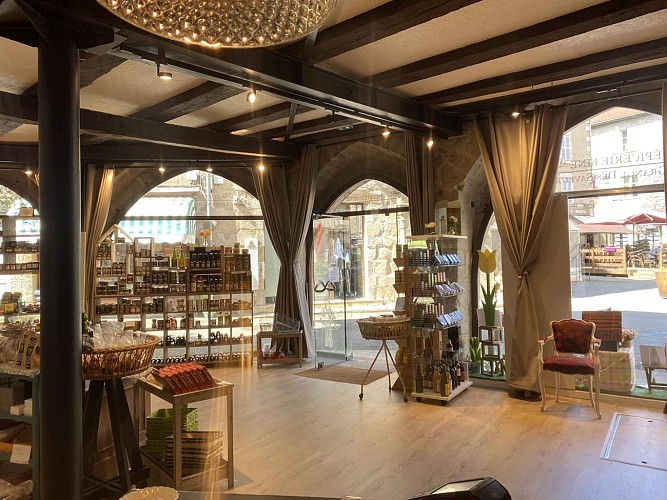 La Grange des Saveurs - intérieur de l'épicerie fine