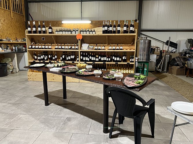 2025 - BOUR - Domaine du Berdet - Chai en salle de réunion - ©Domaine du Berdet (3)