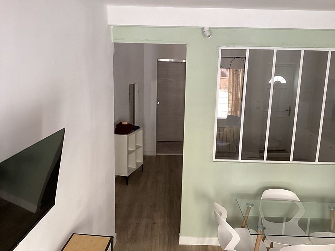 6_séjour vue chambre et sdb