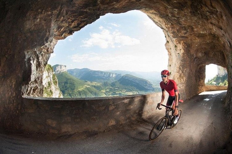 Cycliste sur la route de Presles