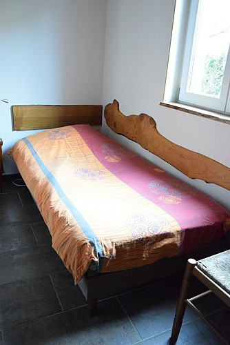 Chambre avec deux lits en bas