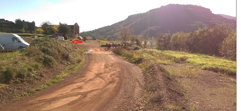 Parking Départ visite du village en empruntant l'impasse en sens interdit sauf GIG-GIC. Se garer au fond à gauche à côté du bâti ERDF 