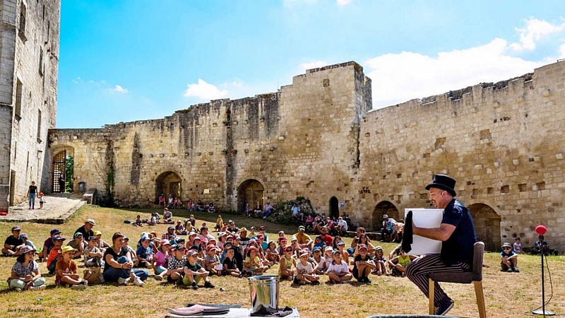 Vue sur la haute cour du Château de Rauzan