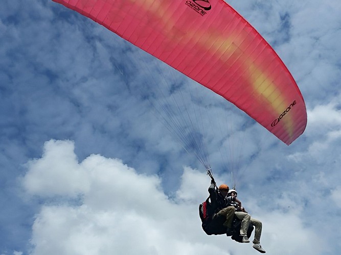 Dans les airs en tandem parapente clecy