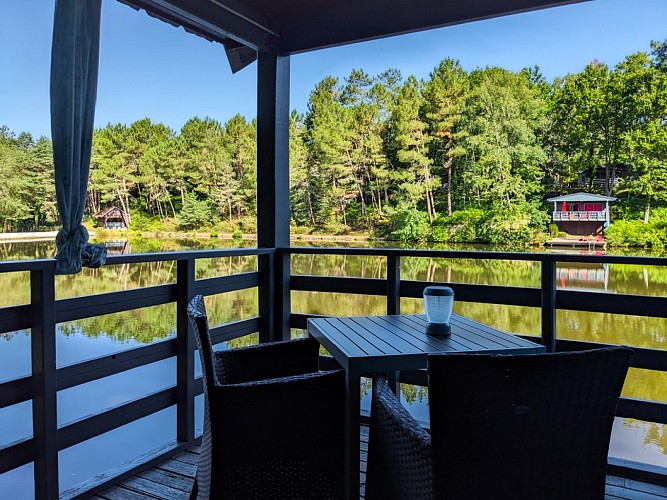 02-parentheses-imaginaires-chalet-lacustre-terrasse