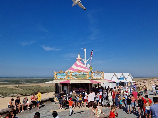 gourmandys-cabane-aux-livres-et-jeux-en-bois-digue-courseulles-sur-mer-credit-nathalie-papouin (4)