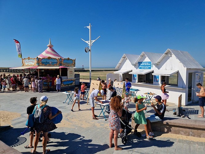 gourmandys-cabane-aux-livres-et-jeux-en-bois-digue-courseulles-sur-mer-credit-nathalie-papouin (2)