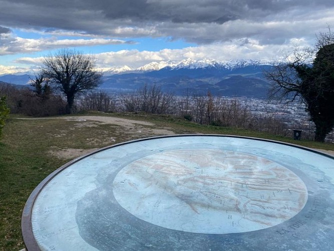 Vue sur Grenoble et les Alpes depuis la Tour sans Venin