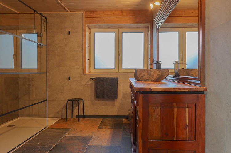 Badkamer van de gemeubileerde "Cocon dans la forêt" in Philippeville