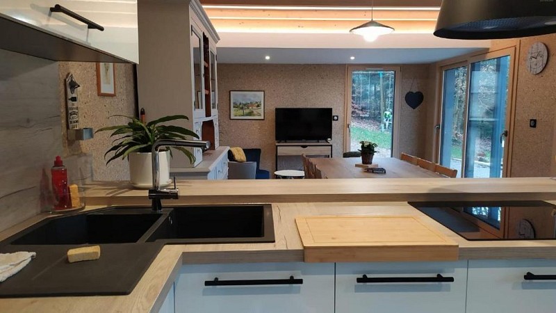 Cuisine, salle à manger et premier salon.