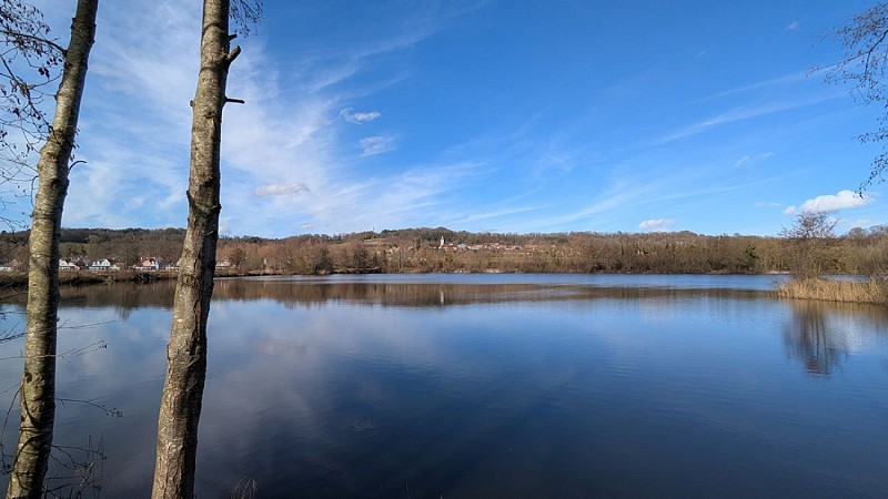 Vue sur le lac de l'Ailette et la commune de Neuville