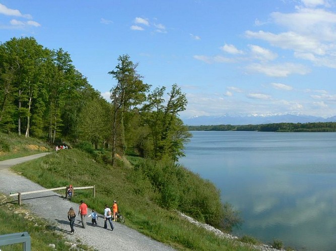 Lac du gabas, départ du sentier de randonnée de la maison de la pêche et de la nature d'Eslourenties Daban
