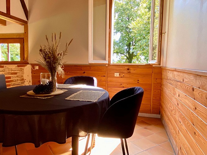 (8) 2025 - BETB - Domaine de Bourgade - Table à manger - ©Mme COLIER Corinne