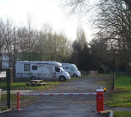 AIRE DE CAMPING CAR AU CAMPING DU GUÉ SAINT-LÉONARD