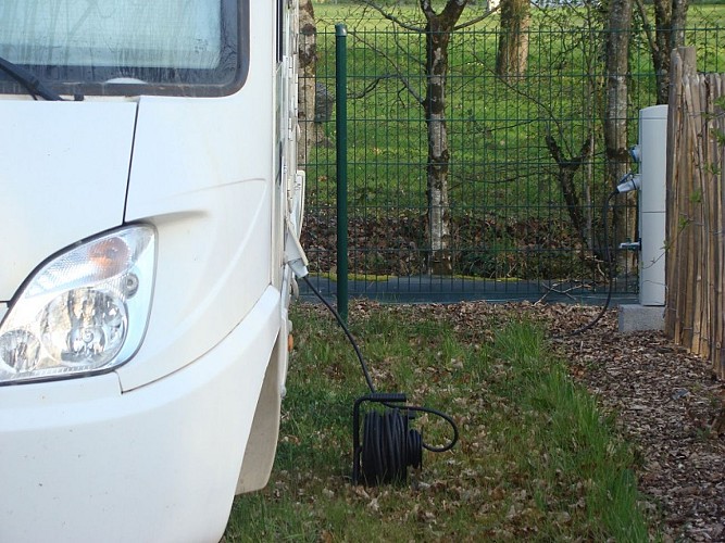 AIRE DE CAMPING CAR AU CAMPING DU GUÉ SAINT-LÉONARD