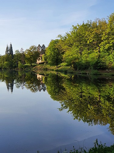 Étang de Bézenet AAPPMA La Bienvenue dont le siège est à la mairie de Bézenet