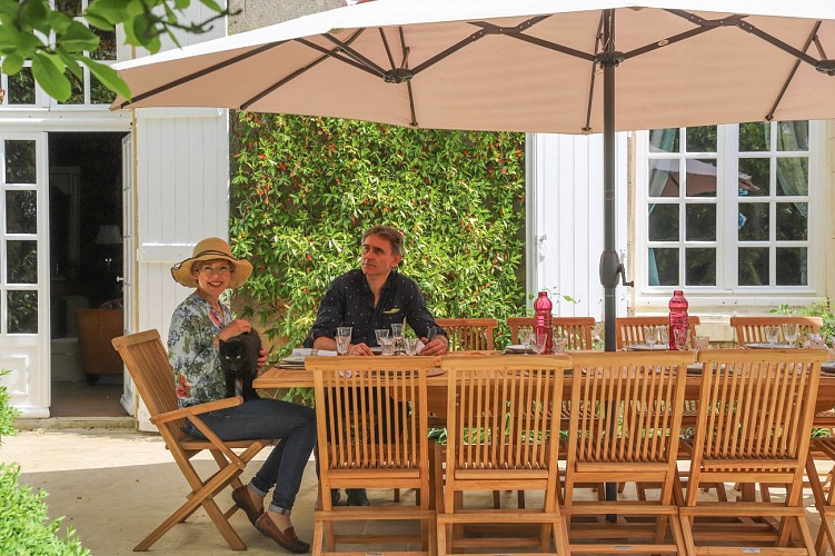 la table à manger sur la terrasse