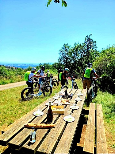 Electric scooter ride, tasting: La Mâchonnaise