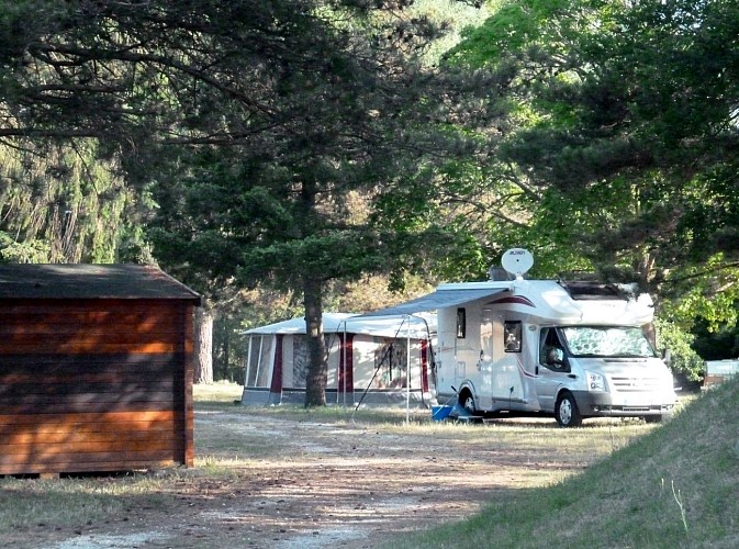 Chatillon sur Loire- camping municipal des Combles-emplacements ombragés