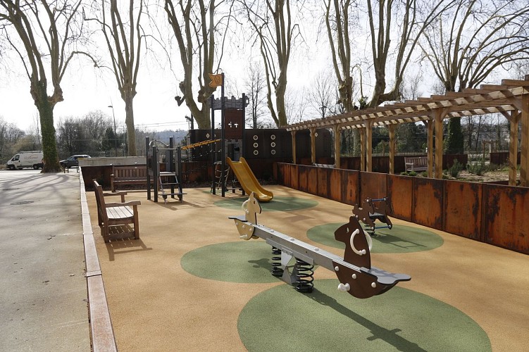 Aire de jeux place monnaie 01 - Pau Pyrénées Tourisme - PL