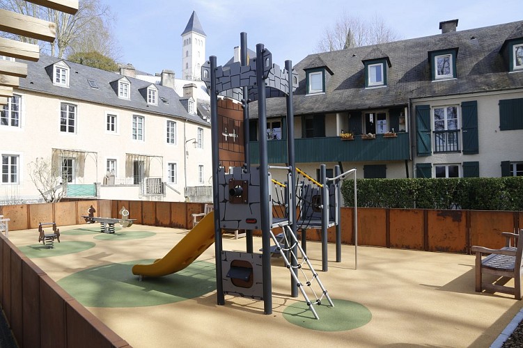 Aire de jeux place monnaie 04 - Pau Pyrénées Tourisme - PL